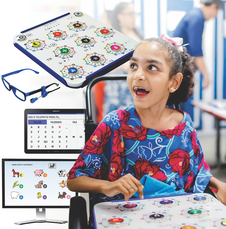 Criança sentada em cadeira de rodas, com o Teclado TiX a seu colo, olha para o lado sorrindo, onde uma montagem mostra o TiX, um óculos com o sensor de piscadelas a-blinX, um tablet rodando o app TelepatiX e uma tela de computador com o software Simplix.