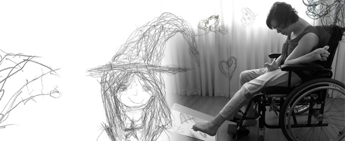 Imagem da designer Priscila Fonseca, em preto-e-branco, sentada em uma cadeira de rodas e desenhando com o pé esquerdo. À esquerda dessa fotografia, um desenho de uma moça com cabelos compridos sorrindo e usando um chapéu comprido e pontudo, tombando para a direita.