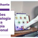 Imagem de uma terapeuta apontando com a mão direita a tecla roxa do Teclado TiX para um paciente em cadeira de rodas. Ao lado da imagem, uma estrela roxa com o texto "Artigo Brilhante: Aplicações de Tecnologia Assistiva em Terapia Ocupacional"