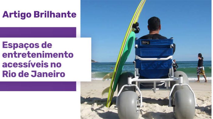 Homem sentado em cadeira de rodas adaptada para areia em frete ao mar com uma prancha de surf encostada na cadeira, uma estrela roxa com o texto "Artigo Brilhante: Espaços de entretenimento acessíveis no Rio de Janeiro"