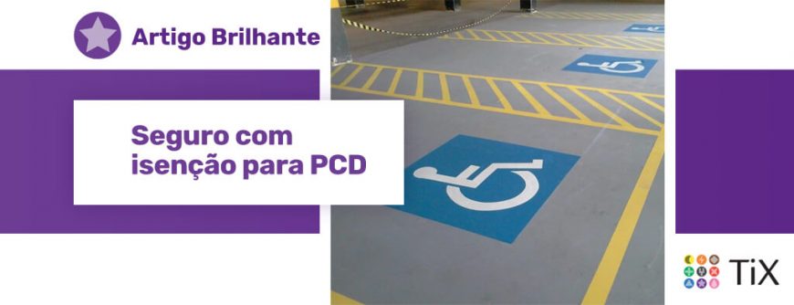 Vaga de estacionamento sinalizada com o símbolo de vaga especial para pessoa com deficiência. Uma estrela roxa com o texto "Artigo Brilhante: Seguro com isenção para PCD"