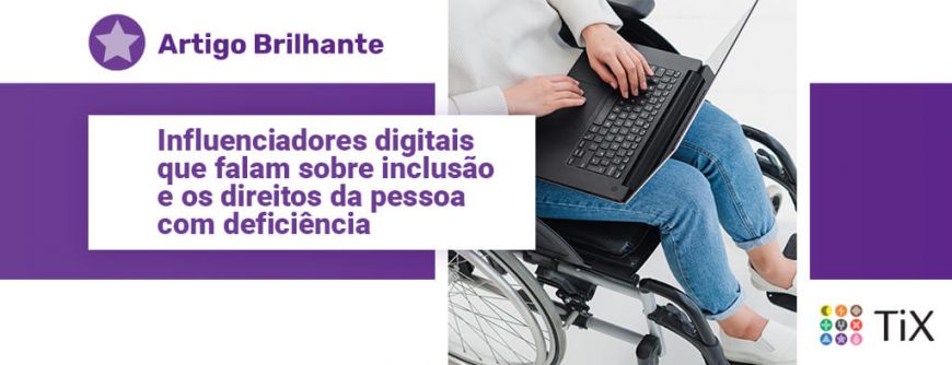 Mulher sentada em uma cadeira de rodas digitando num notebook que está apoiado sobre suas pernas. Uma estrela roxa com o texto "Artigo Brilhante: Influenciadores digitais que falam sobre inclusão e os direitos da pessoa com deficiência."