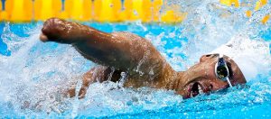Imagem de Daniel Dias, atleta brasileiro paralímpico medalhista, nadando.
