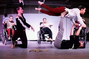 Apresentação da Cia de Dança De Rodas Para o Ar, com bailarinos em cadeiras de rodas e sem.