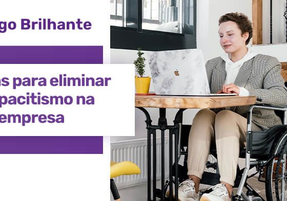 Imagem de mulher sentada em uma cadeira de rodas. A frente dela, uma mesa, sobre a qual está um notebook e ela está com as mãos apoiada no teclado, usando o computador. Uma estrela roxa com o texto "Dicas para eliminar o capacitismo na sua empresa"
