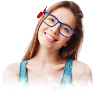 Mulher branca sorrindo usando óculos azul com Colibri inclinando a cabeça em direção ao ombro